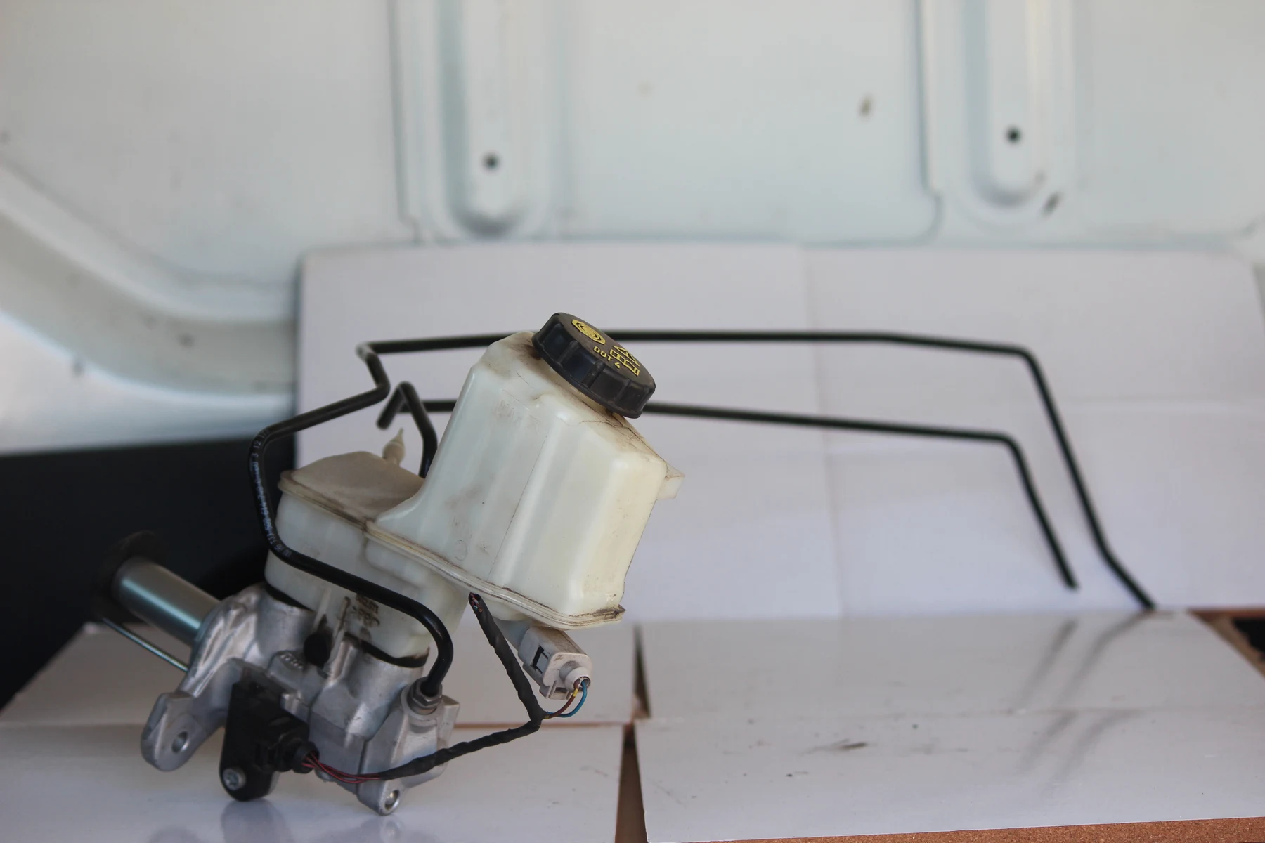 Brake master cylinder / booster hydraulic assembly