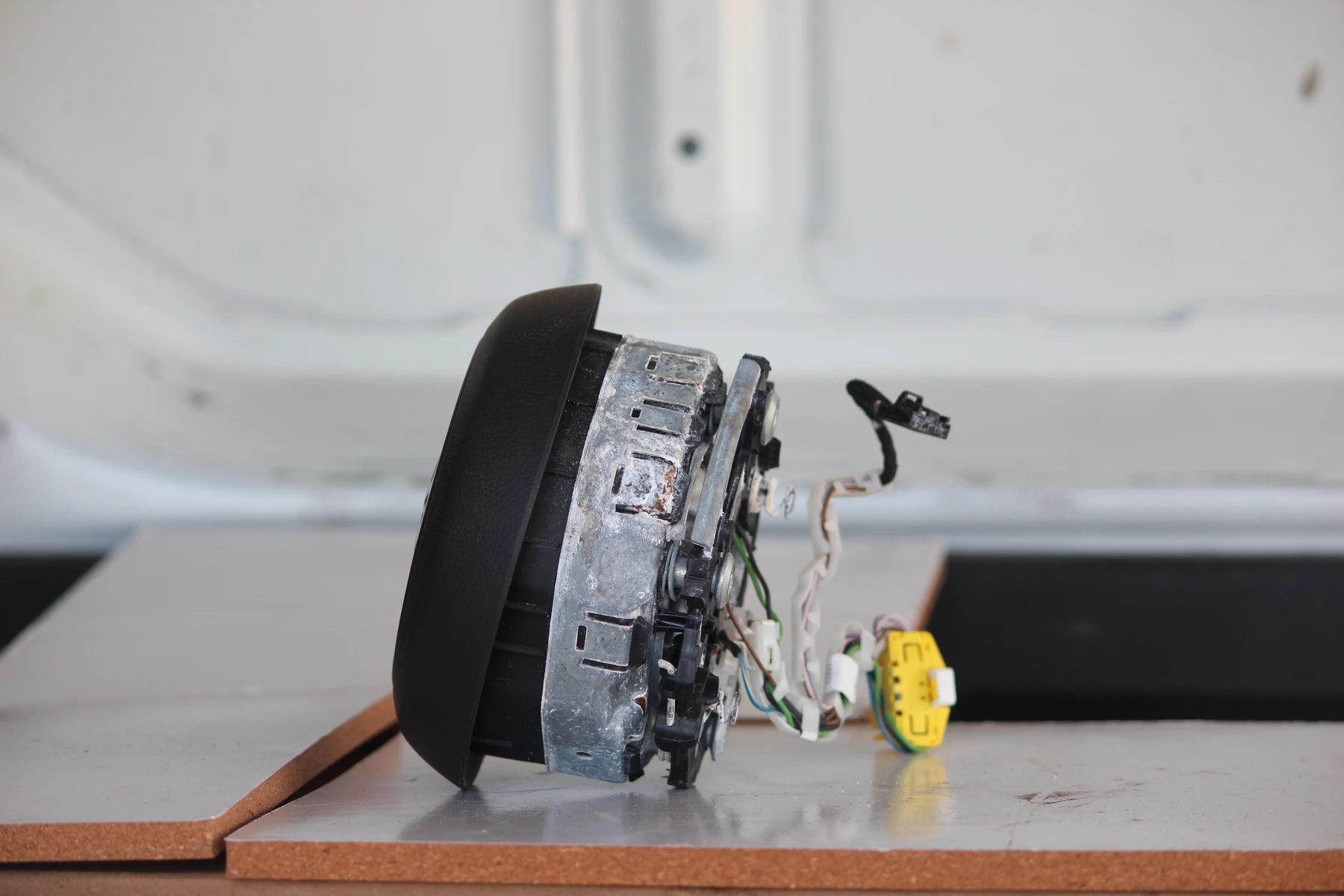 VW driver steering-wheel airbag module