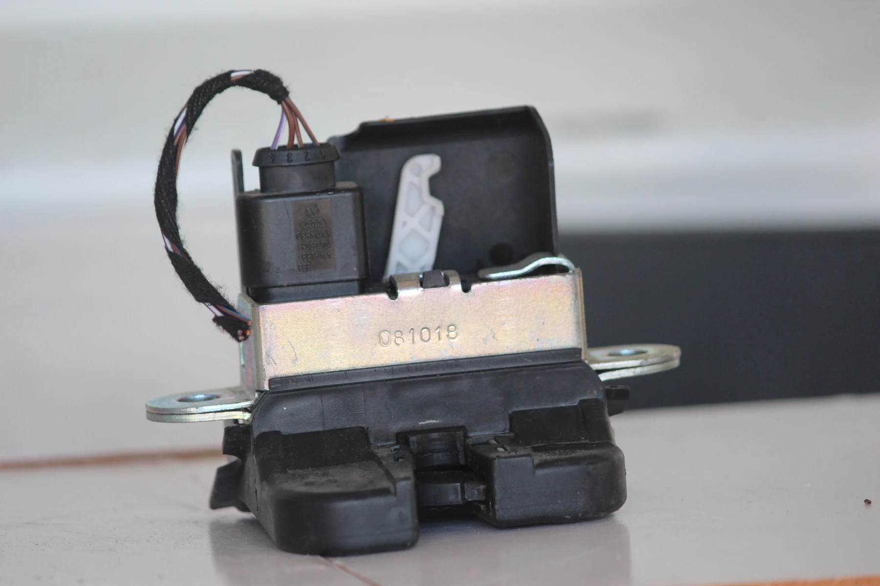 VW windscreen camera/sensor mounting assembly