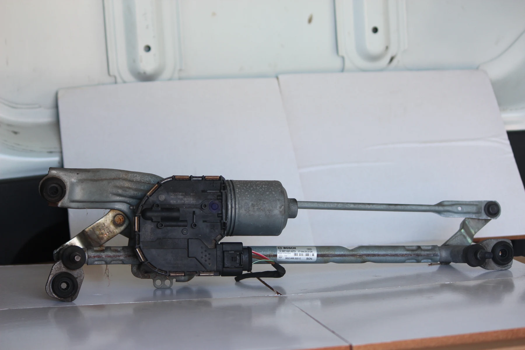 Front windscreen wiper linkage and motor